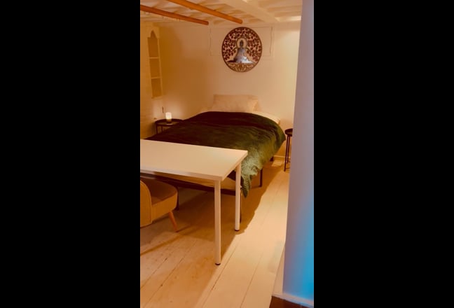 Large Room in the middle of Shere Main Photo