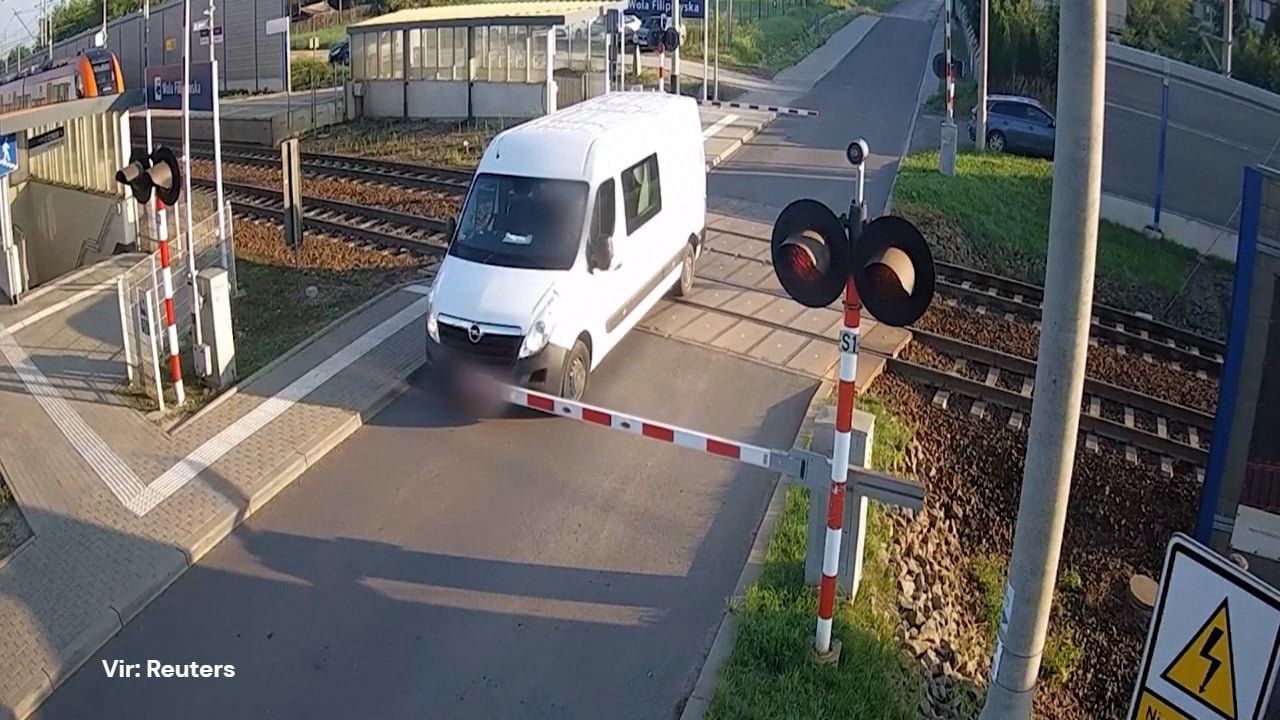 Neverjeten posnetek: voznik kombija ostal ujet na železniškem prehodu, ko je pripeljal vlak