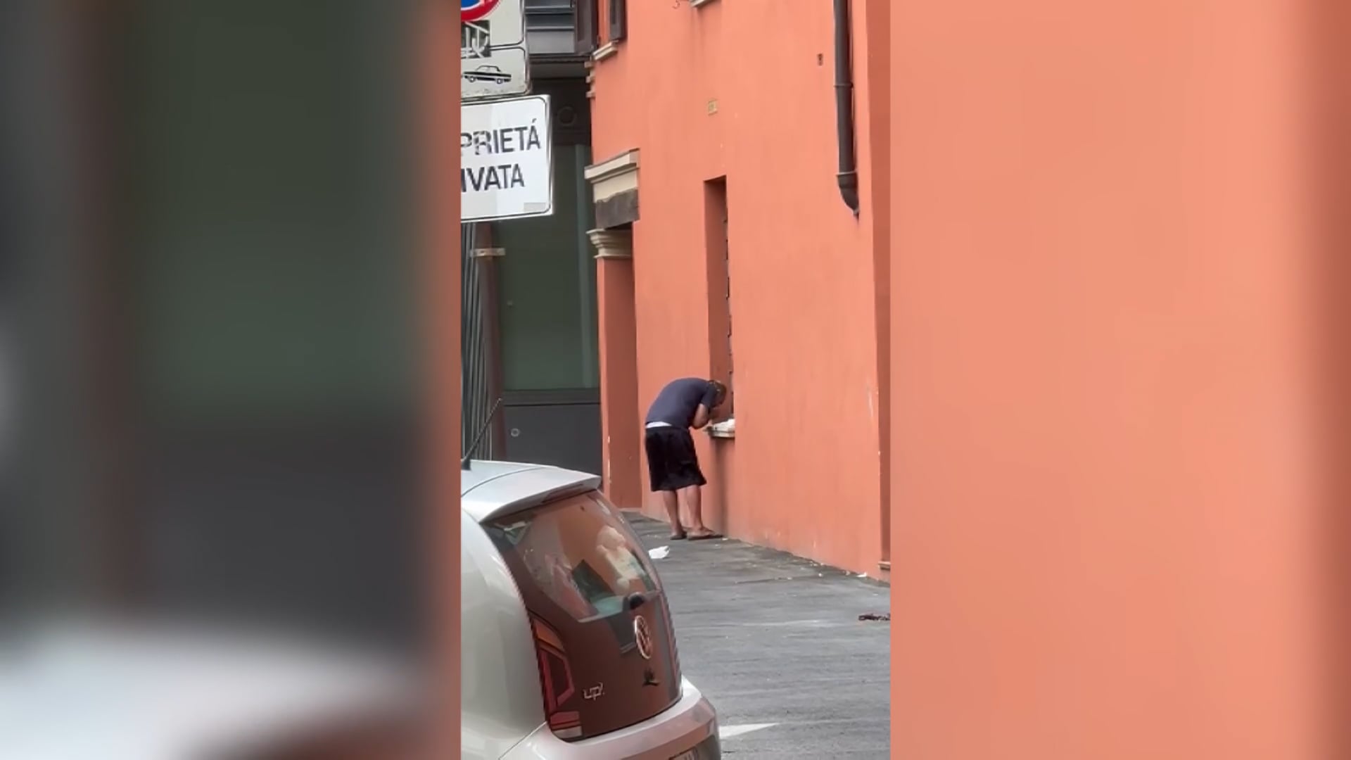 Spacciano la droga con i bimbi e nel passeggino è nascosto lo stupefacente