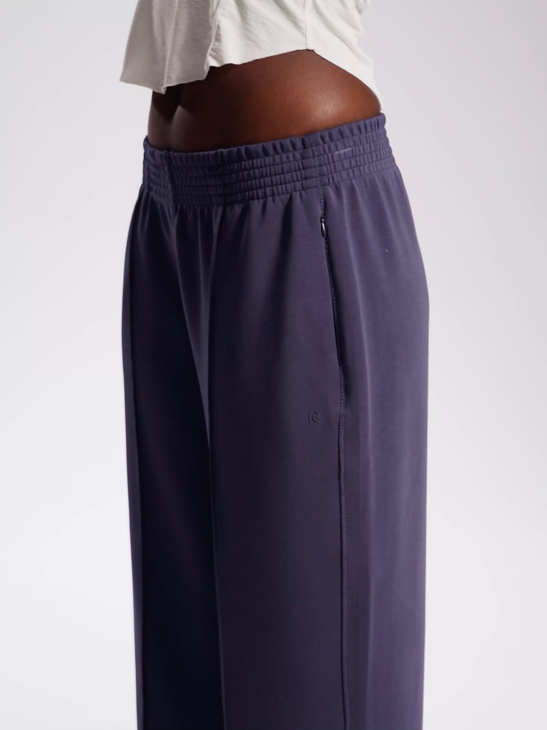 מכנסיים ארוכים רחבים מבד רך ונעים למגע