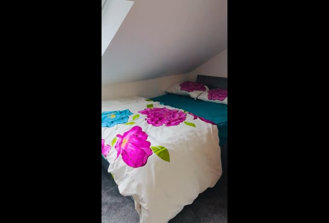 Large En-suite Room in Denton Main Photo