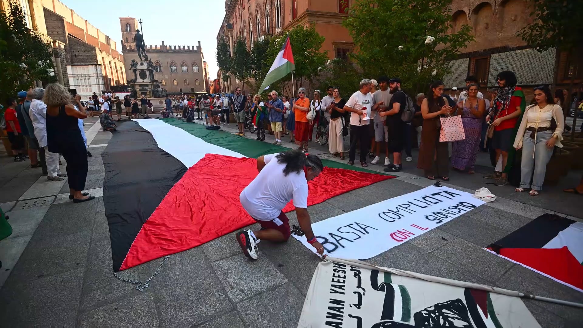 Sit-in di manifestanti in piazza Nettuno per la Palestina