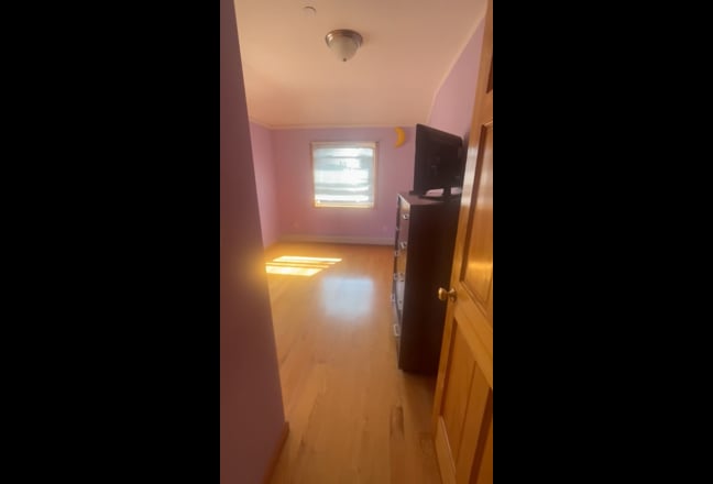Medium Size Room for Rent. Main Photo