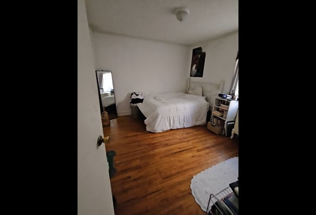 Private room with shared bathroom in 4 BR home in  Main Photo