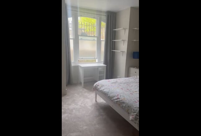 Lovely spacious room, in a Victorian house,. Main Photo