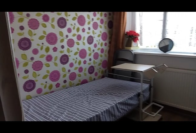 Single room for a professional in Bustling East Main Photo