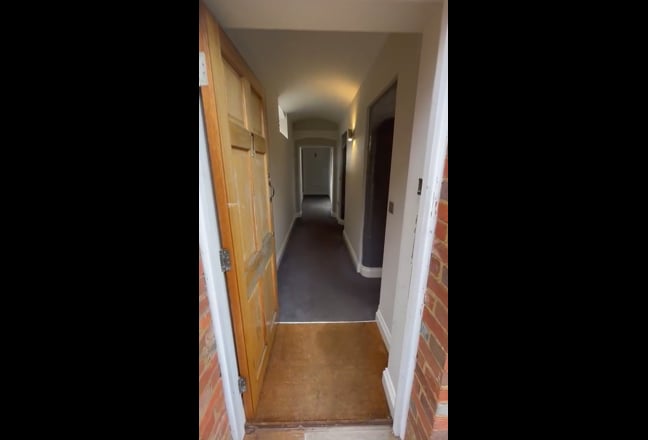 Large Room in Horsham Next to Town Centre Main Photo