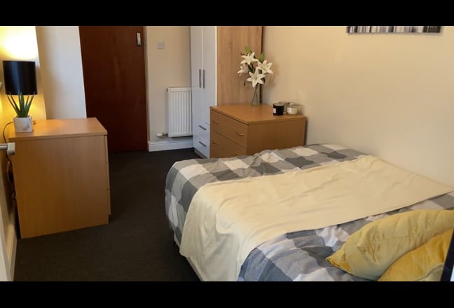 Large Double, Lounge, area, En Suite & Kichenette Main Photo
