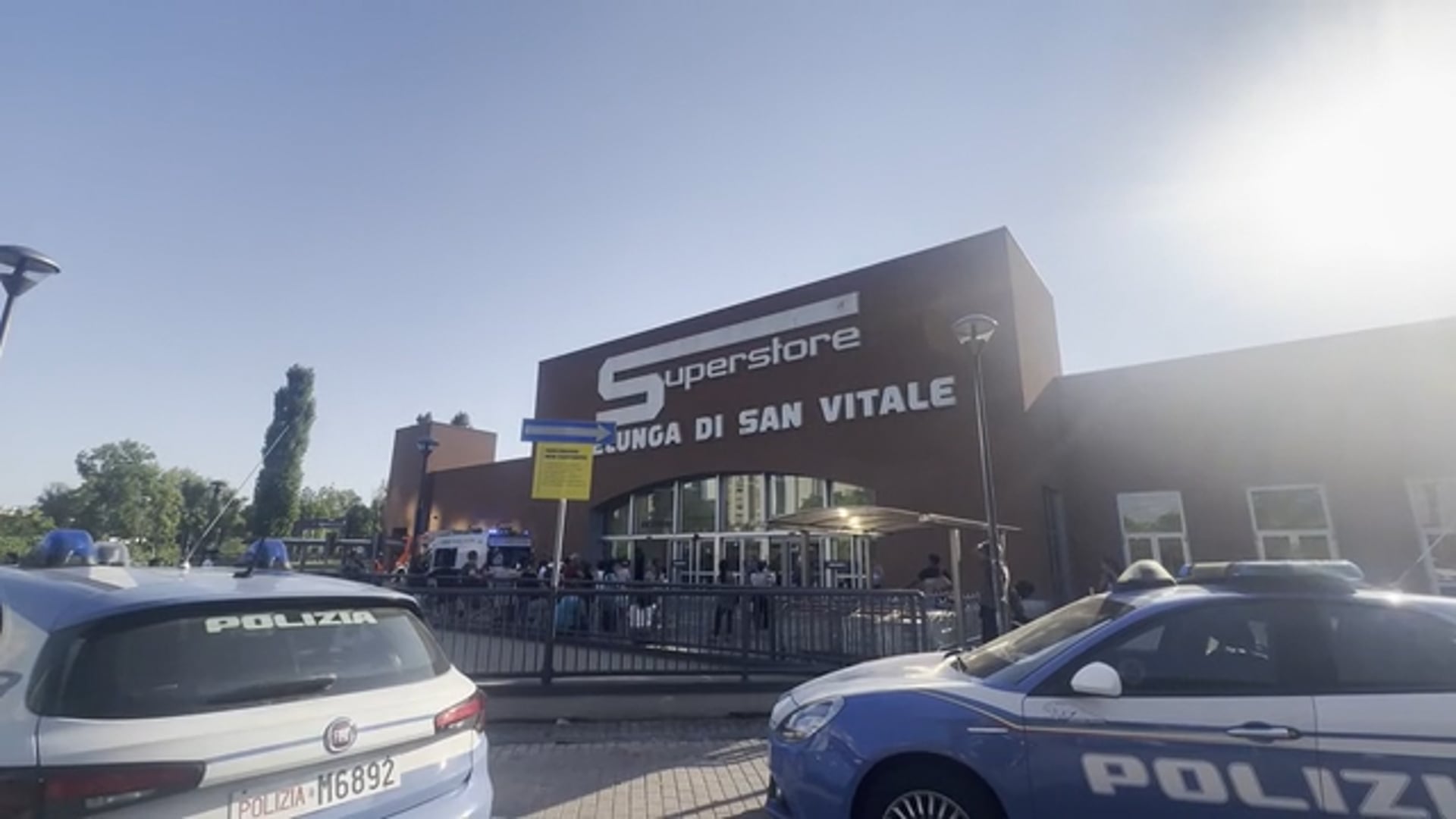Spray al peperoncino all’interno del supermercato, evacuata l’Esselunga