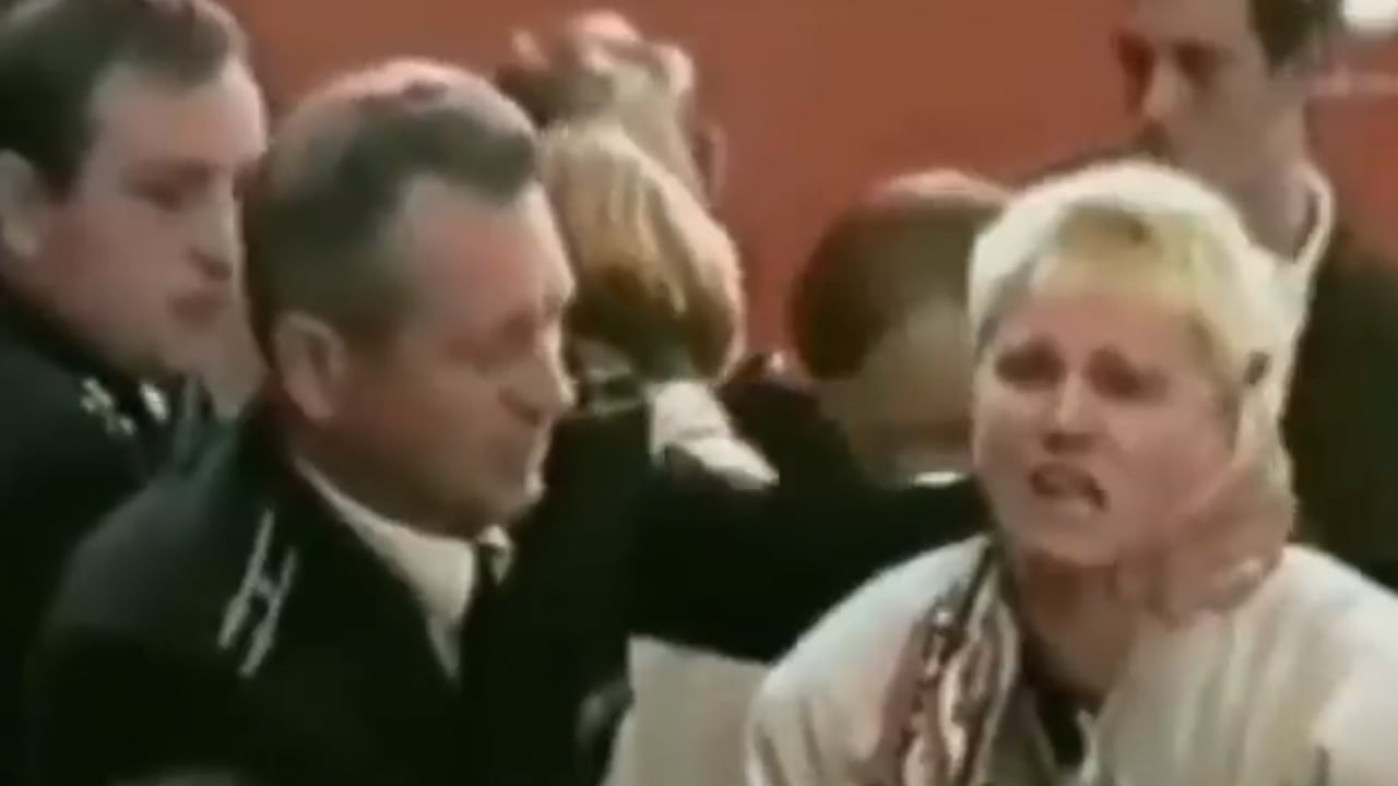 Obupano mamo mrtvega vojaka pred kamero uspavali z injekcijo