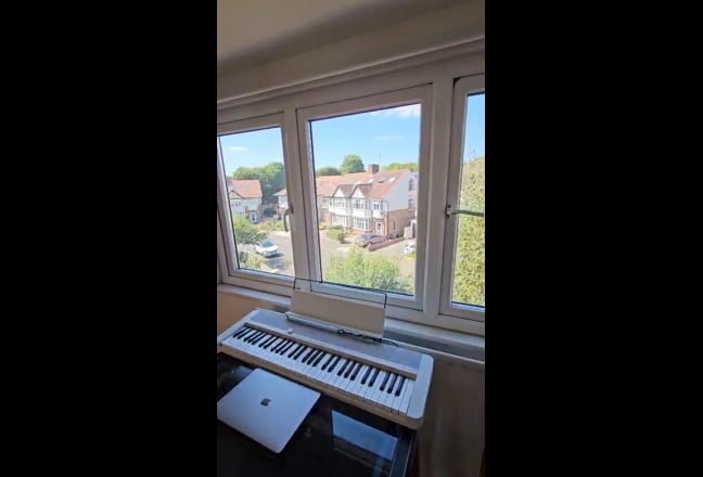 Private loft room - So much light & great views Main Photo