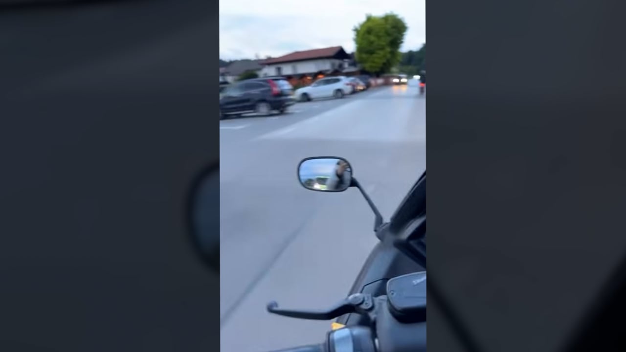 Nov trend med mladimi: snemali so se med vožnjo z motorjem, medtem ko jih je lovila policija