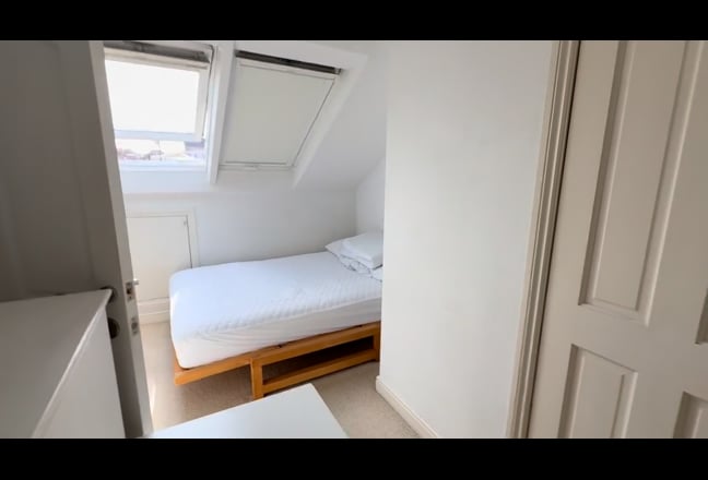Small double bedroom & en-suite in student house Main Photo