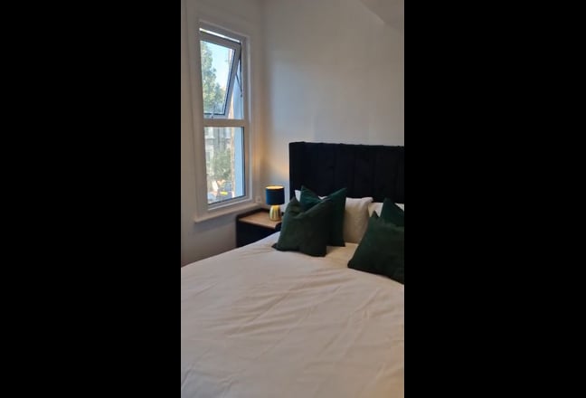 6 Double En Suites in newly refurbished house Main Photo
