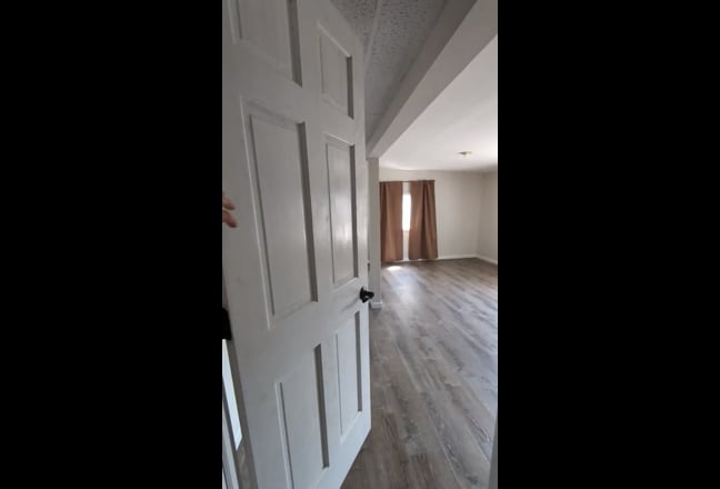 Large master bed/bath for $1,300, all included Main Photo