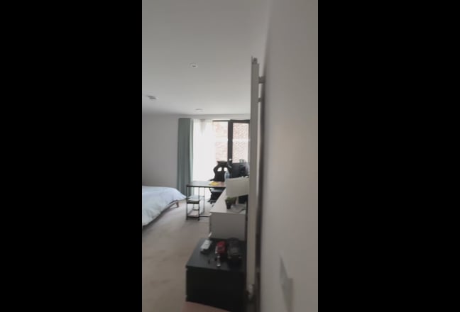 Massive Double Room- Gym, Sauna, Pool, concierge  Main Photo