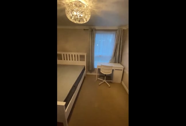 Large Double room with Parking Space Main Photo