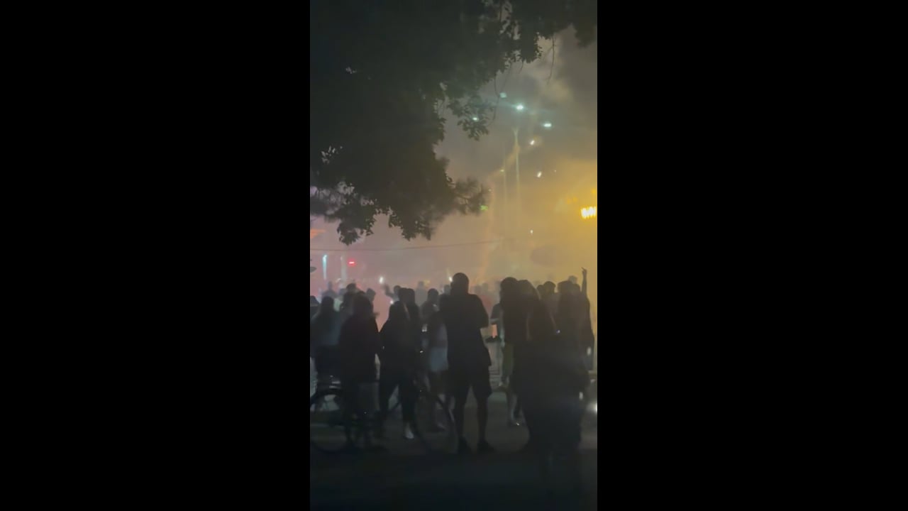 Ekskluzivno za Siol: tako kamenjajo novinarje, policisti pretepajo civiliste ... 