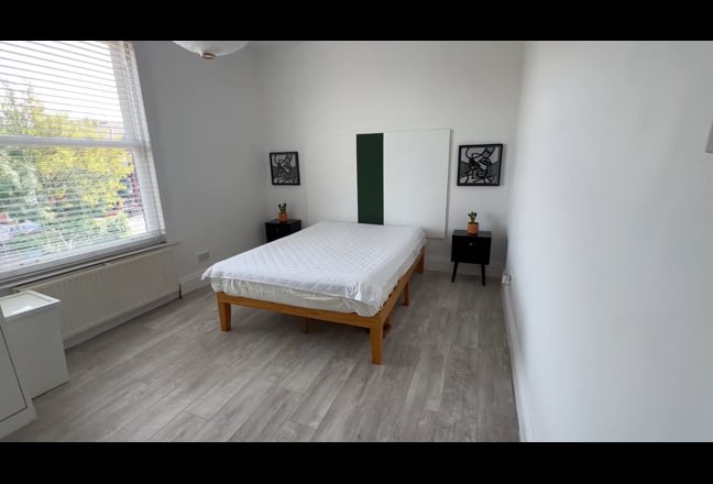 Large Double room- 25 minute walk into city centre Main Photo