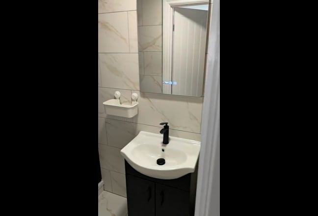 Top-Quality Large Room in Central Redhill Main Photo