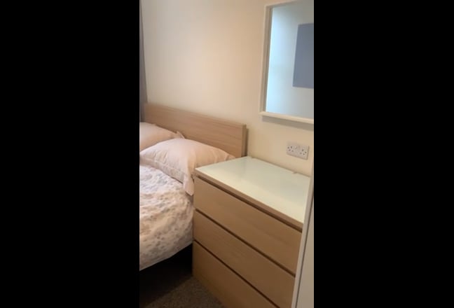 1 room available in 5 bed house tenancy takeover Main Photo