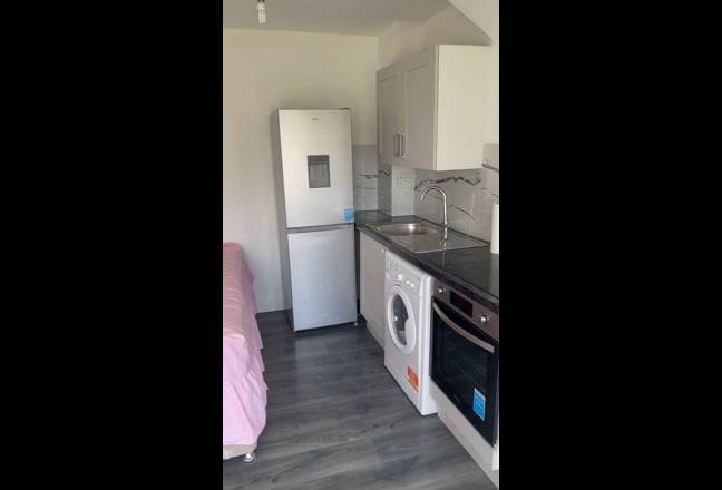 Flat in Northolt  Main Photo