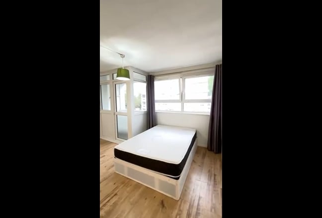Amazing Room in Lovely Flat Close to Station Main Photo