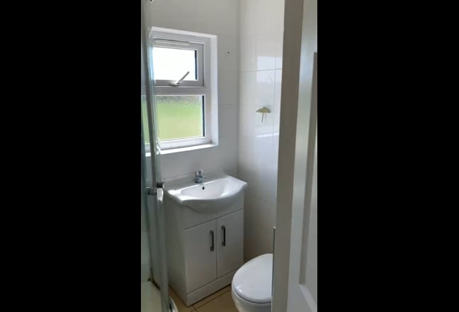 Bright, ensuite, top floor studio, fully furnished Main Photo