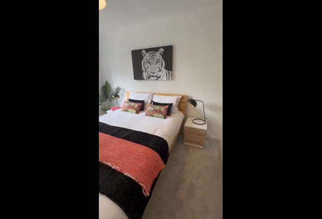 Double bedroom in 3 bed LGBT friendly home Main Photo