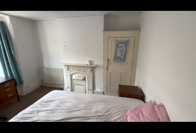 Double Room on Divinity Road in 6-bed House Main Photo