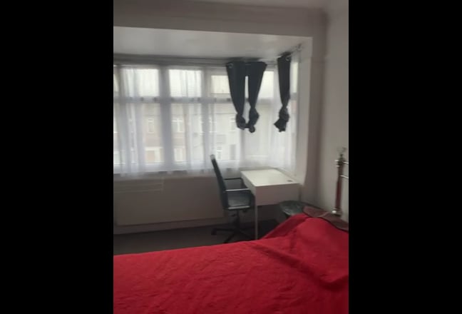 Spacious, clean and large room  Main Photo