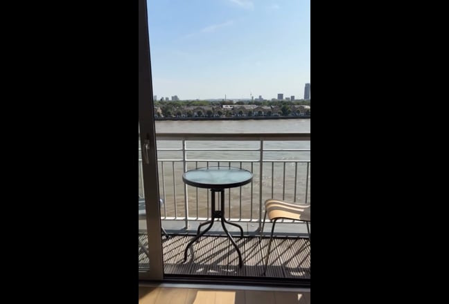 Huge Flat (E14 Area + Best View + Best Flatmates)  Main Photo