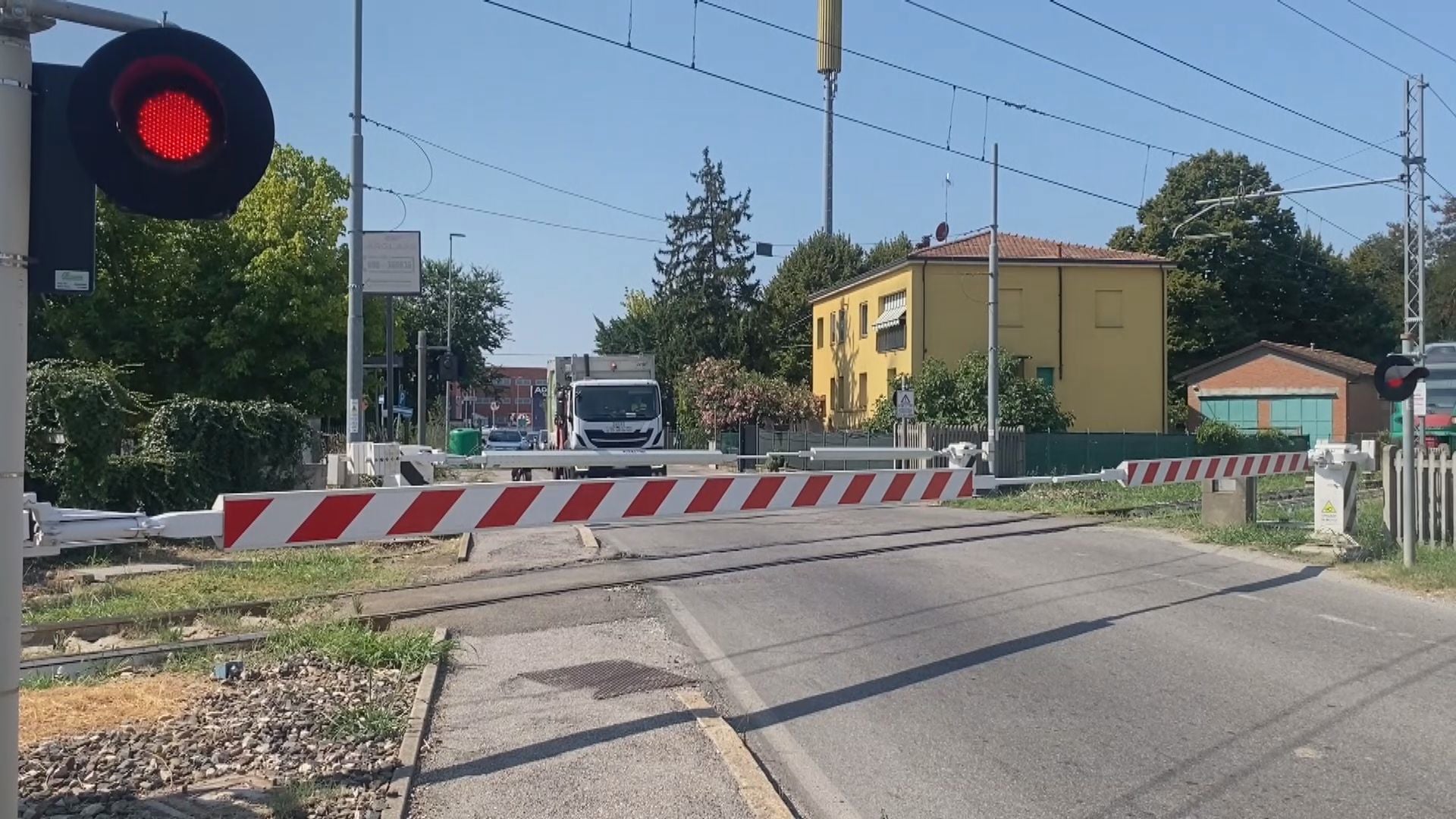 Villanova di Castenaso, i cittadini contro la chiusura del passaggio a livello di Via Pederzana