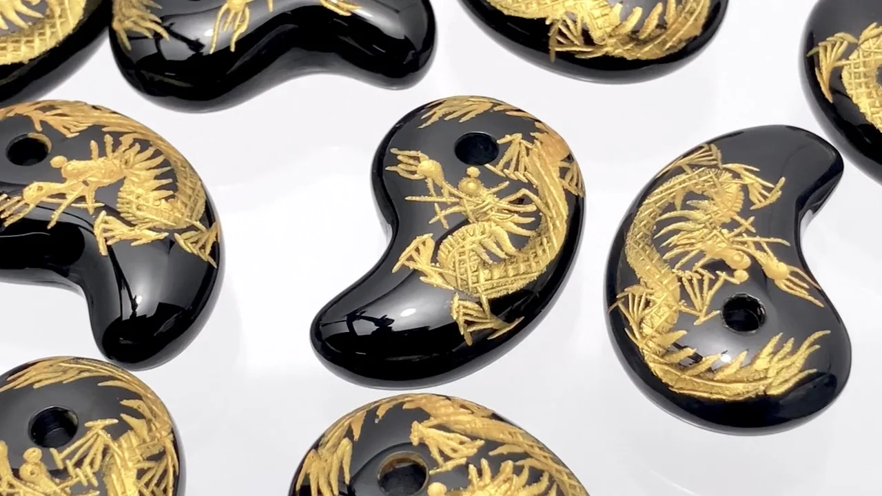 金色！青龍（四神獣）の彫刻入り！オニキス 勾玉 30×20×10mm 1個