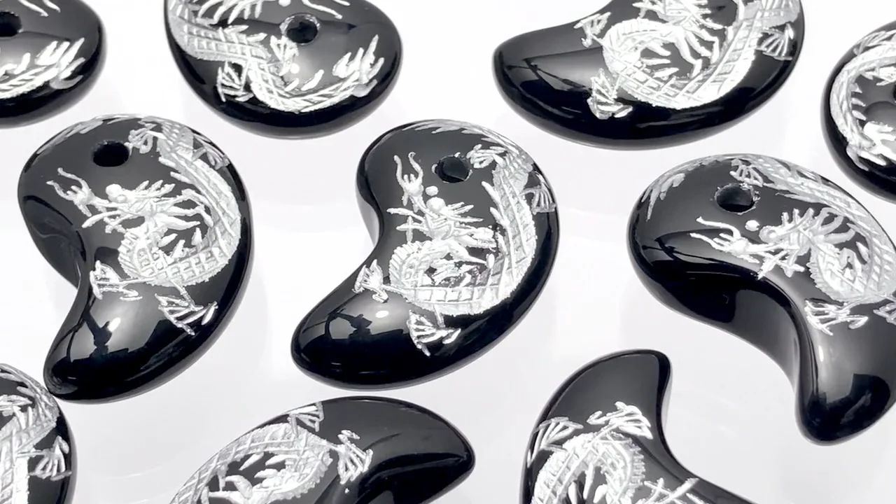 銀色！青龍（四神獣）の彫刻入り！オニキス 勾玉 30×18×10mm｜天然石