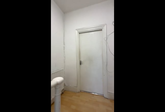 Small ensuite 1 min to NC station  Main Photo