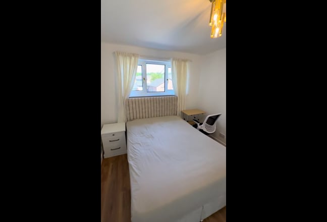 Furnished Ensuite Room – Move in Ready Main Photo