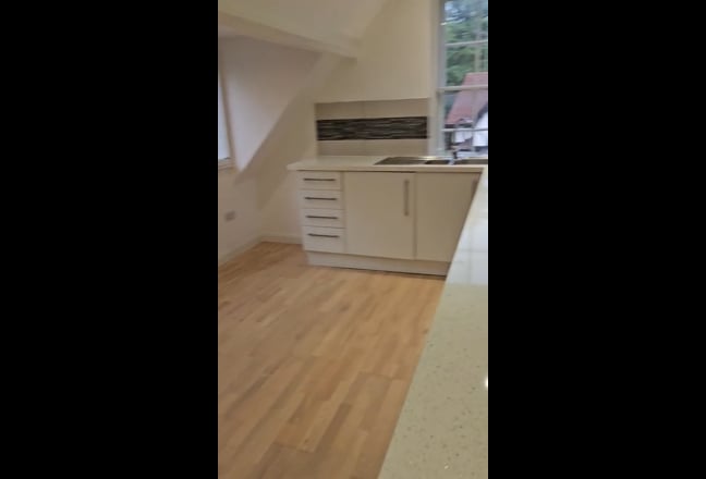Cosy 1 bed first floor flat with parking  Main Photo