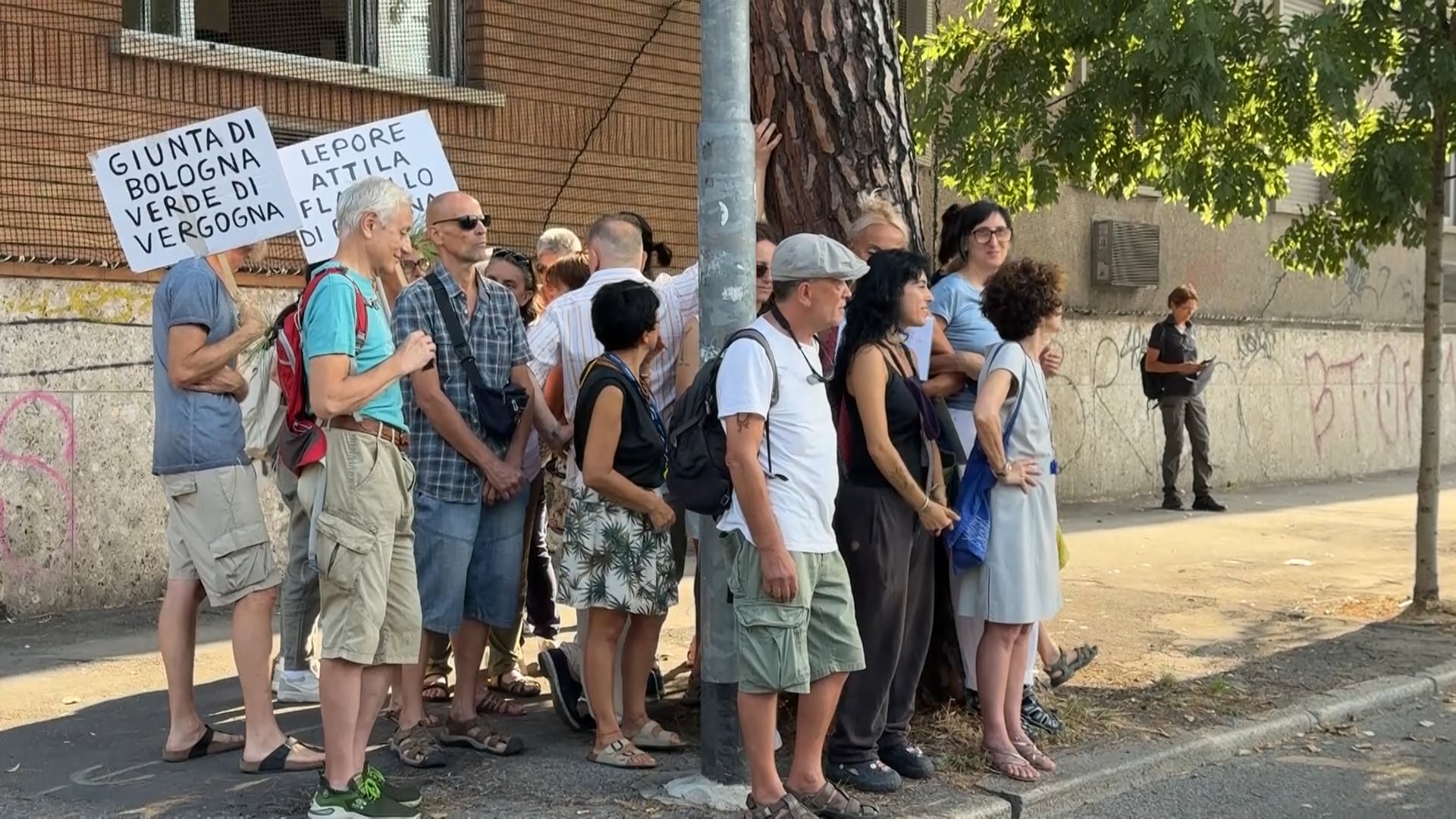 Taglio di pini in via don Minzoni, la protesta dei cittadini