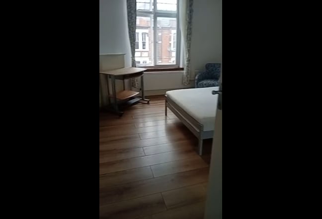 Great location / very large double room Main Photo