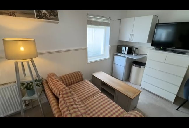 Spacious Room Central Barnstaple Main Photo