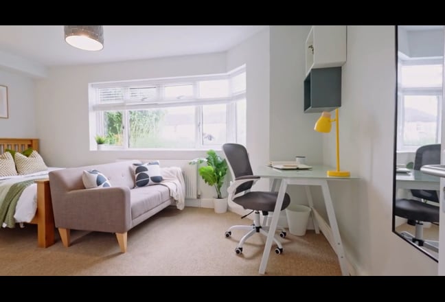 Large Light-Filled Ensuite Double Room ☀️ Main Photo