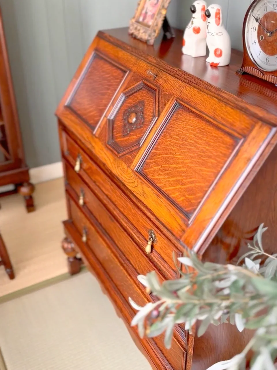 英国アンティークの3段引き出し付きの収納デスク、浮き彫りがカッコ