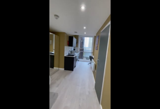 Brand new Studio all bills Inc-In City Centre Main Photo