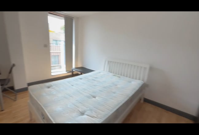 Three Bedroom Apartment To Rent In WhiteChapel, E1 Main Photo