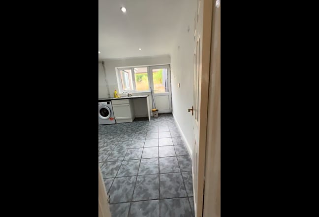 2 Large Furnished Double Bedrooms NO DEPOSIT Main Photo