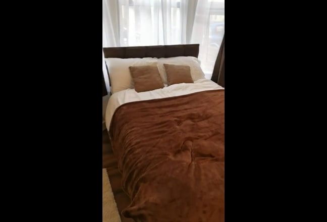 Ensuite Room (2 min walk to Crossrail) Main Photo