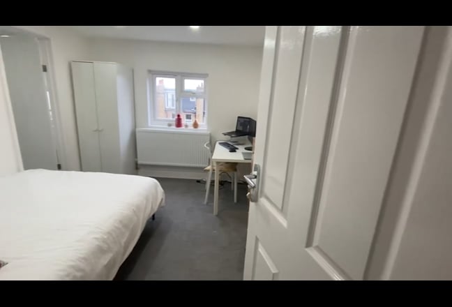 Ensuite Room - 7 min to Northfields Tube (Ealing) Main Photo