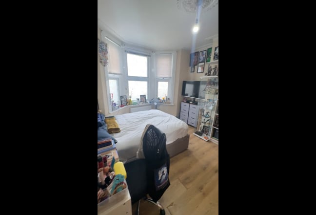 Video 1: Double bedroom - to remove shelves if not needed