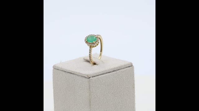 Anel em Ouro Amarelo com Esmeralda Oval e Brilhantes